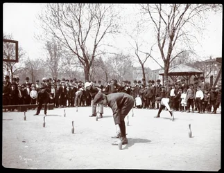 Pojkar väntar på att få skjuta i ett lopp på Arbor Day, Tompkins Square Park, New York, 1904 (silvergelatintryck)